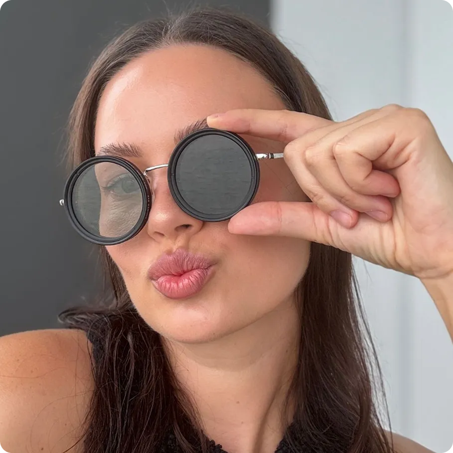 OPTIDARK™ Adjustable Lens نظارتك الذكية بتقنية التعتيم المتدرج – مثالية للرجل العصري والمرأة الأنيقة